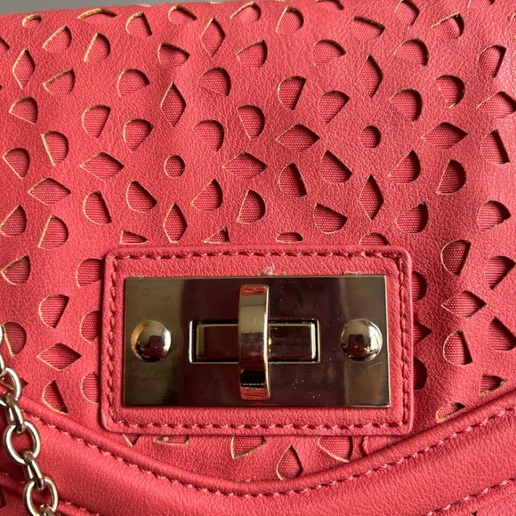 Aldo Laser Cut Coral and Gold Shoulder Bag - Picture 11 of 13